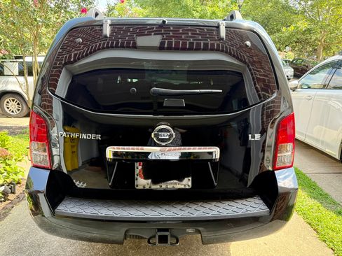 Used 2011 Nissan Pathfinder LE w/ Navigation Pkg AWD/4WD image 6