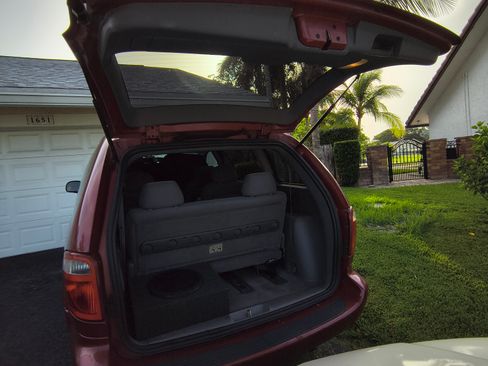 Used 2005 Dodge Caravan SXT FWD image 6