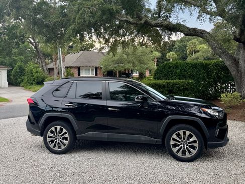 Used 2019 Toyota RAV4 Limited w/ Cold Weather Package FWD image 1