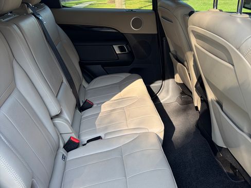 Used 2019 Land Rover Discovery SE AWD/4WD image 16
