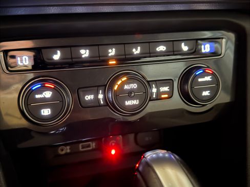 Used 2018 Volkswagen Tiguan SEL image 15