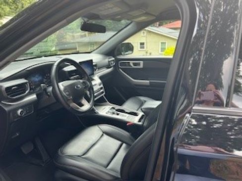 Used 2022 Ford Explorer XLT w/ Equipment Group 202A image 5