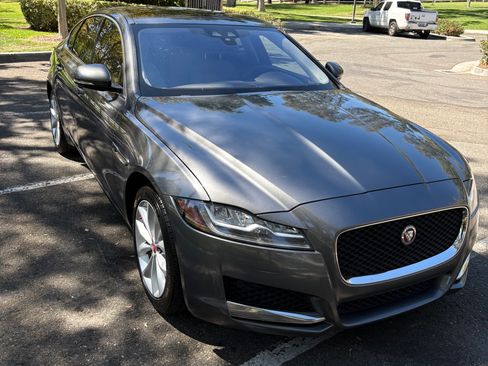 Used 2018 Jaguar XF Premium RWD image 8