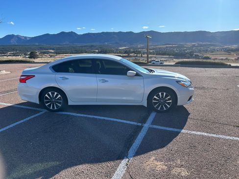 Used 2017 Nissan Altima 2.5 SV image 1
