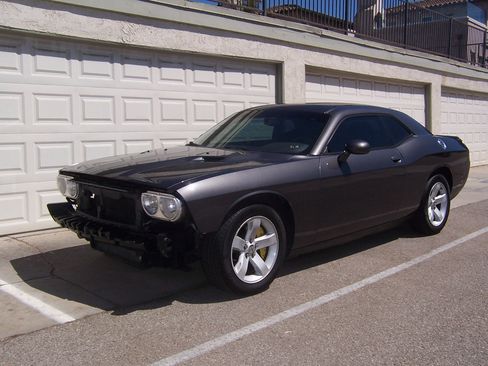 Used 2013 Dodge Challenger SXT image 2