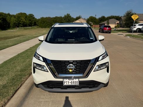 Used 2021 Nissan Rogue SV w/ Premium Package FWD image 2