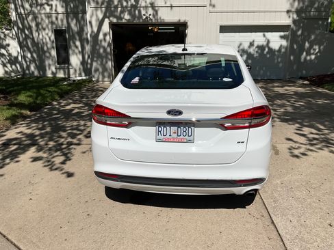 Used 2017 Ford Fusion SE FWD image 2