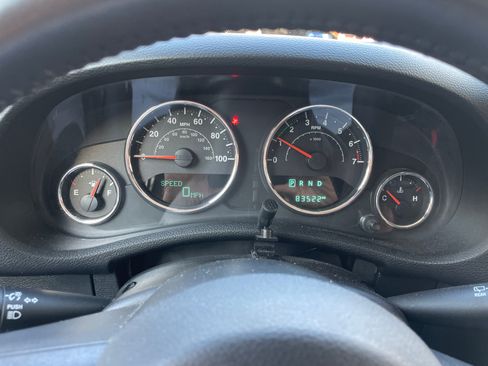 Used 2018 Jeep Wrangler Unlimited Sahara w/ Connectivity Group image 10