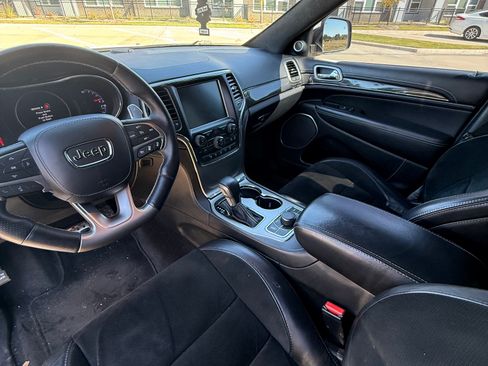 Used 2017 Jeep Grand Cherokee SRT image 4