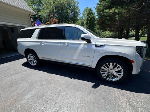 Used 2021 GMC Yukon XL Denali w/ Denali Premium Package AWD/4WD image 4
