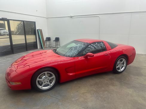 Used 2000 Chevrolet Corvette Coupe w/ Memory Pkg RWD image 1