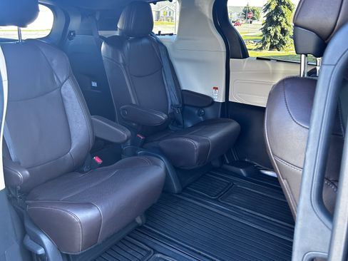 Used 2023 Toyota Sienna Platinum image 6