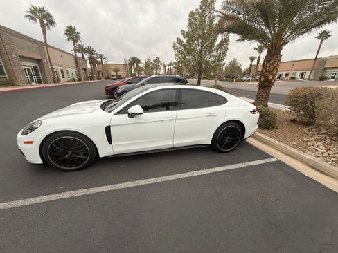 Used 2020 Porsche Panamera image 2