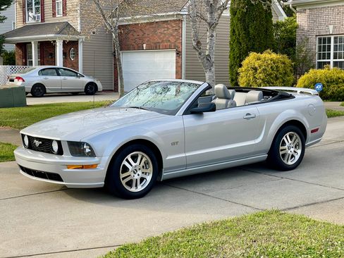 Used 2006 Ford Mustang GT Premium image 11