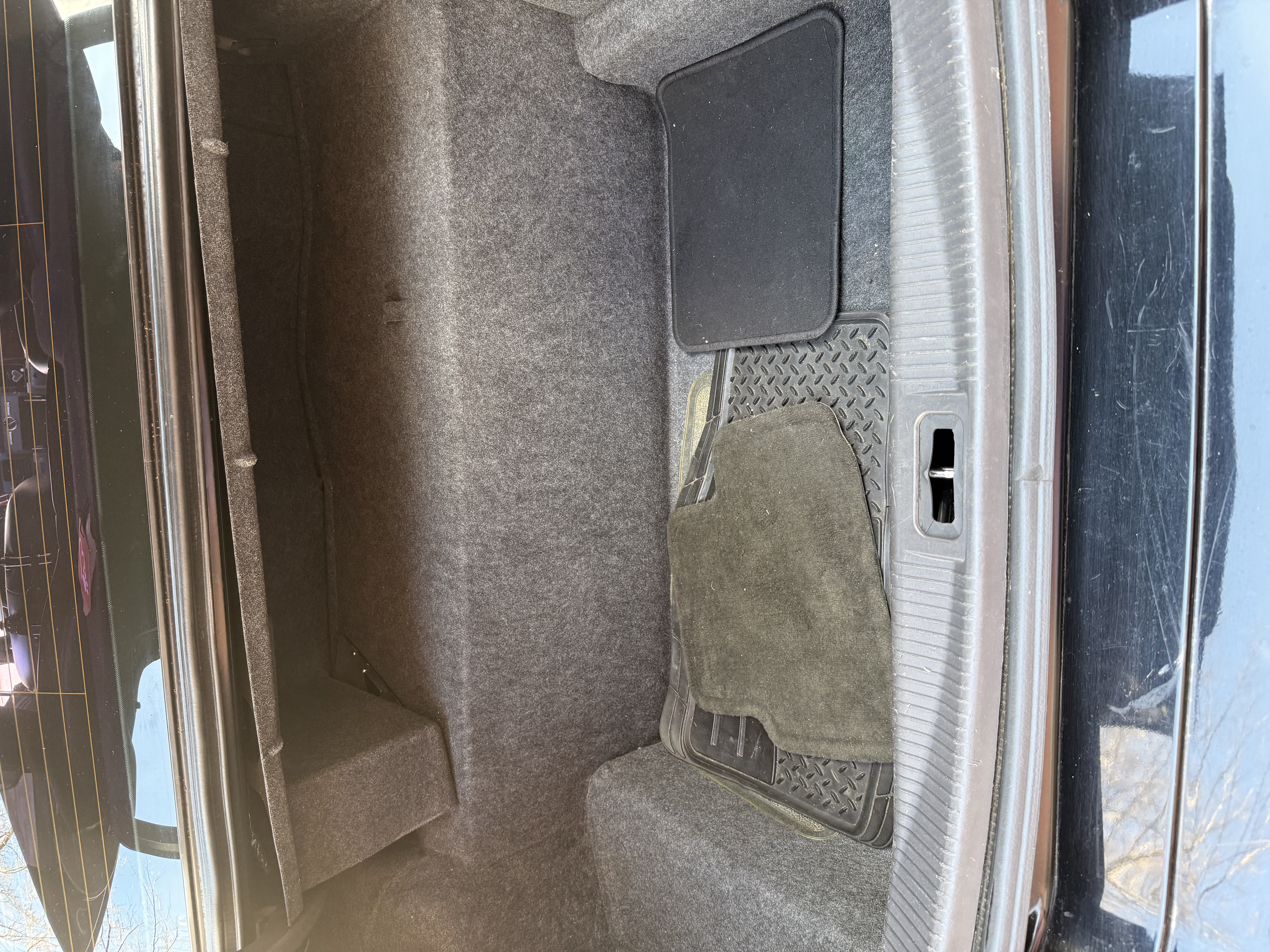 Used 2011 Lincoln Town Car Signature Limited RWD image 9