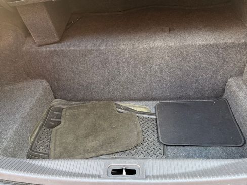 Used 2011 Lincoln Town Car Signature Limited image 9