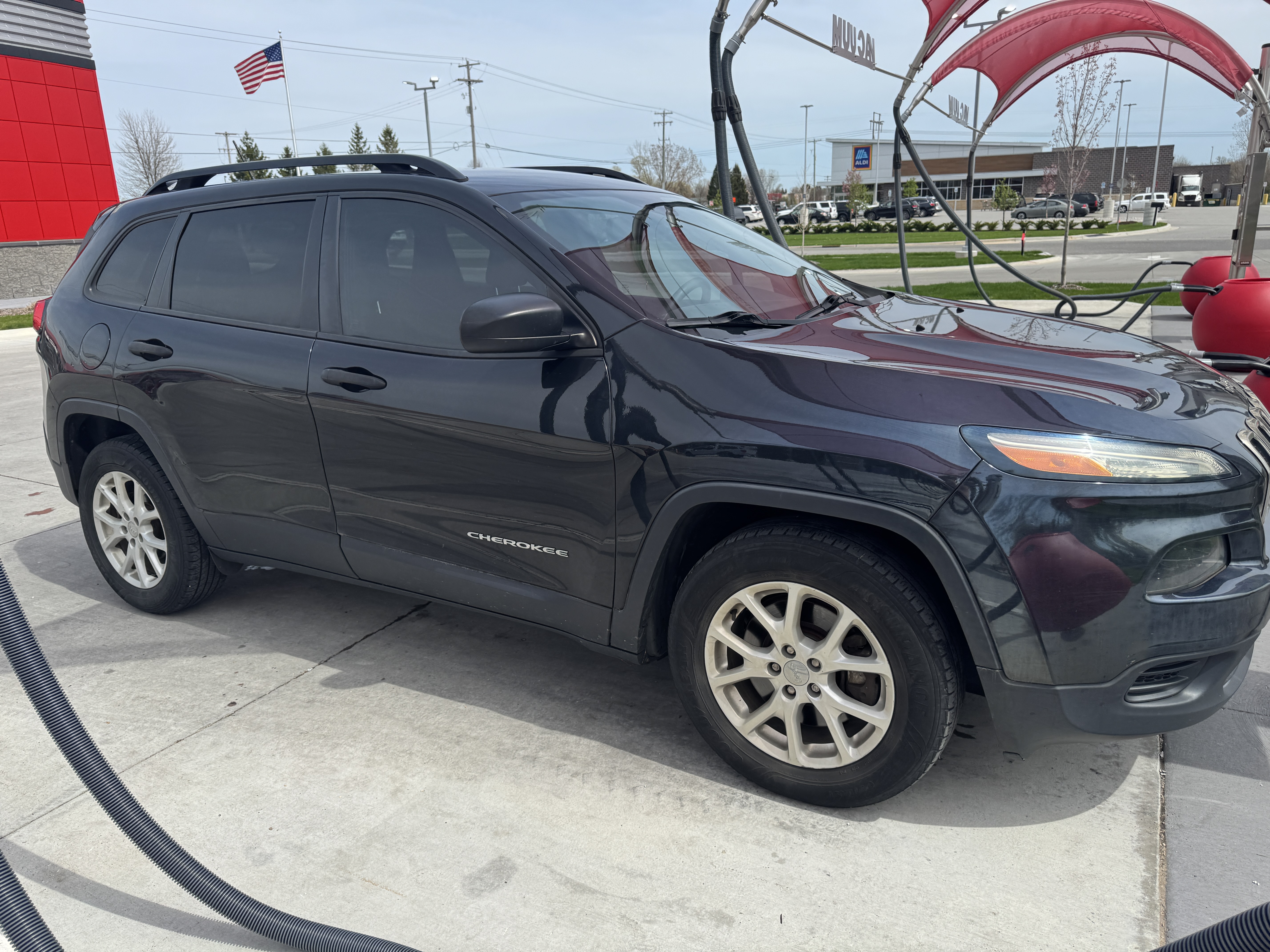 Used 2016 Jeep Cherokee Sport FWD image 1