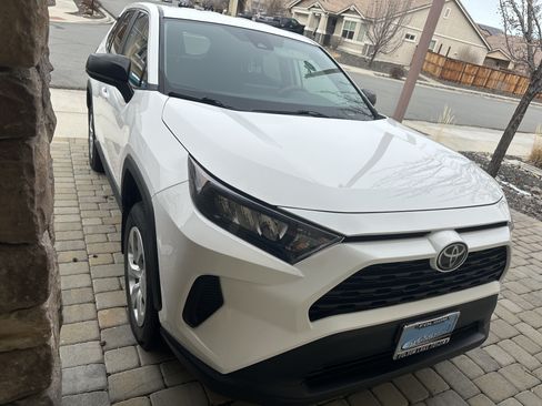 Used 2022 Toyota RAV4 LE image 6