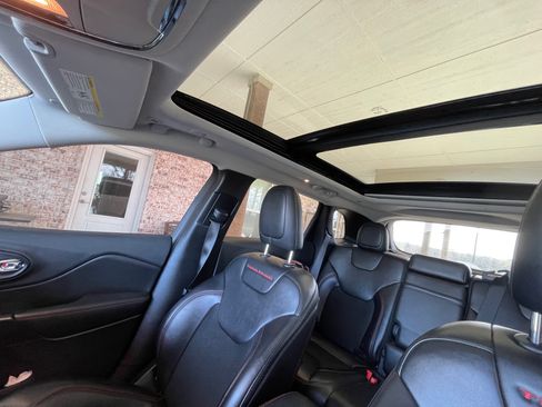 Used 2019 Jeep Cherokee Trailhawk w/ Comfort/Convenience Group image 7