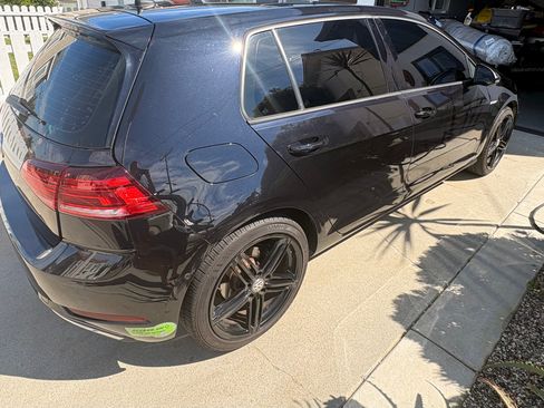 Used 2017 Volkswagen e-Golf SEL Premium w/ Driver Assistance Package image 4