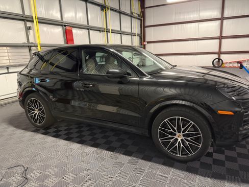 Used 2025 Porsche Cayenne AWD/4WD image 4