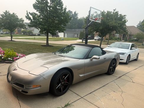 Used 2000 Chevrolet Corvette Convertible w/ Memory Pkg RWD image 2