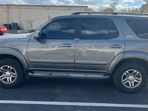 Used 2005 Toyota Sequoia SR5 image 2
