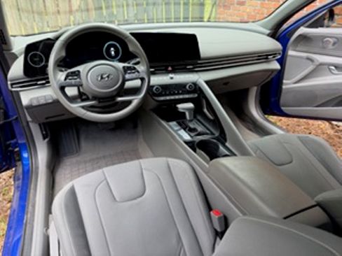 Used 2023 Hyundai Elantra SEL w/ Convenience Package FWD image 11