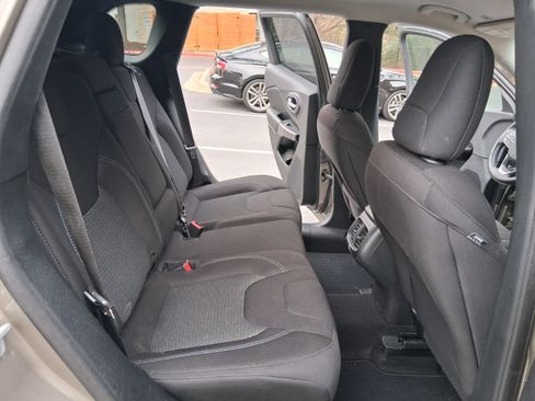 Used 2019 Jeep Cherokee Latitude w/ Popular Appearance Group image 15