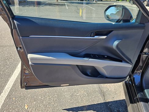 Used 2018 Toyota Camry XLE image 13