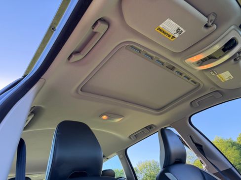 Used 2010 Volvo V70 R-Design FWD image 20