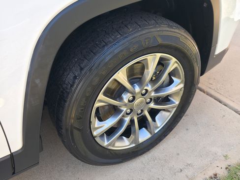 Used 2020 Jeep Cherokee Latitude Plus w/ Comfort/Convenience Group FWD image 27