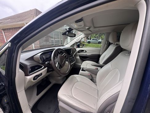 Used 2018 Chrysler Pacifica Touring-L Plus FWD image 5