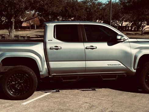 Used 2025 Toyota Tacoma SR5 image 4