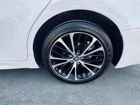 Used 2018 Toyota Camry SE w/ Moonroof Package image 19