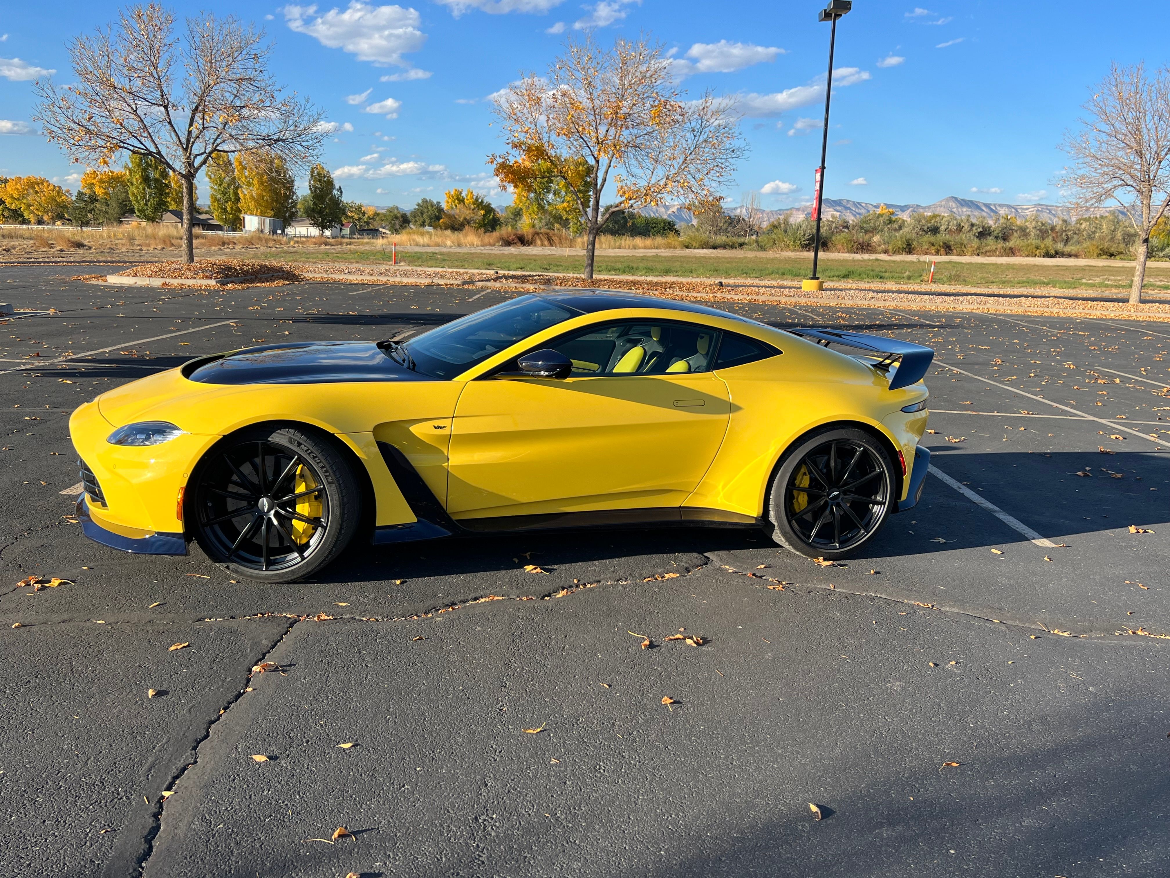 Used 2023 Aston Martin V12 Vantage RWD image 31