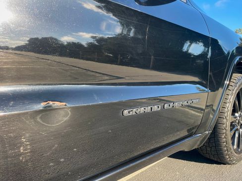 Used 2017 Jeep Grand Cherokee Altitude image 10