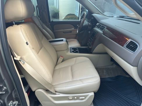 Used 2011 Chevrolet Suburban LT AWD/4WD image 10