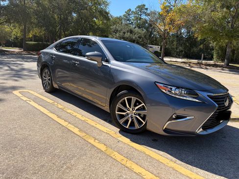 Used 2017 Lexus ES 300h image 2