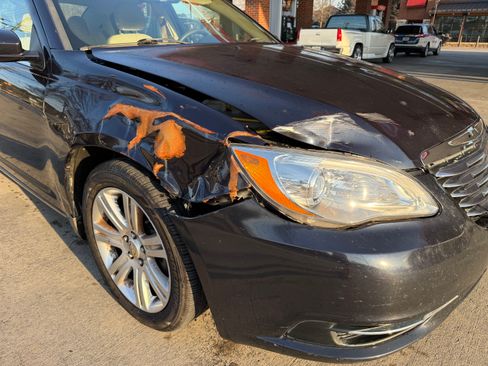 Used 2011 Chrysler 200 Touring image 6