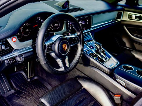Used 2018 Porsche Panamera 4S image 8