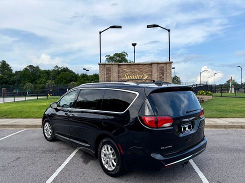 Used 2020 Chrysler Pacifica Touring-L FWD image 5
