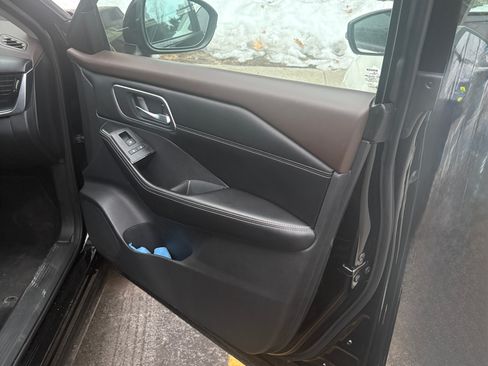 Used 2021 Nissan Rogue SV w/ Premium Package image 11