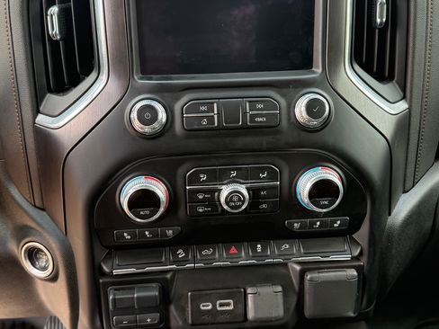 Used 2023 GMC Sierra 2500 AT4 AWD/4WD image 9
