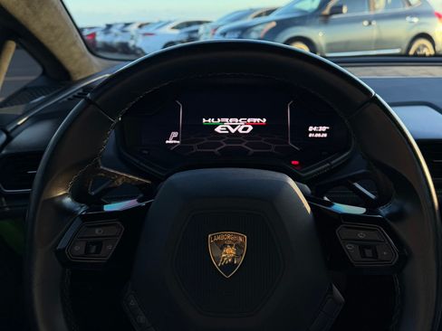 Used 2021 Lamborghini Huracan EVO image 17