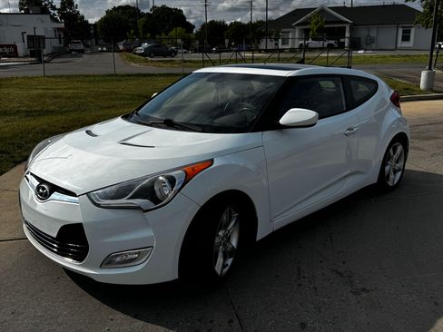 Used 2014 Hyundai Veloster w/ Style Package 02 FWD image 2