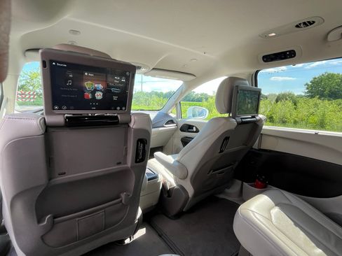 Used 2021 Chrysler Pacifica Touring-L w/ Uconnect Theater Family Group AWD/4WD image 20
