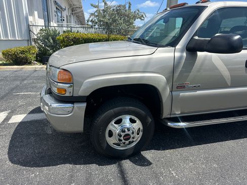 Used 2004 GMC Sierra 3500 SLT w/ Heavy-Duty Power Package image 2