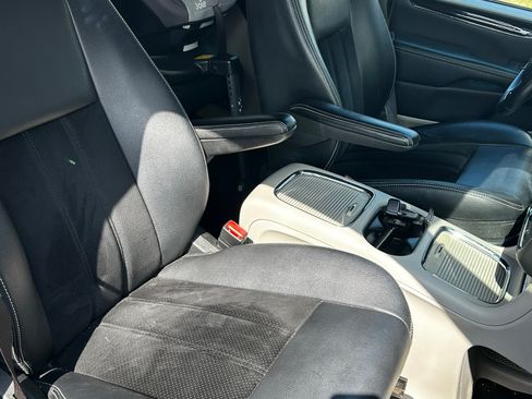 Used 2017 Dodge Grand Caravan SXT image 18