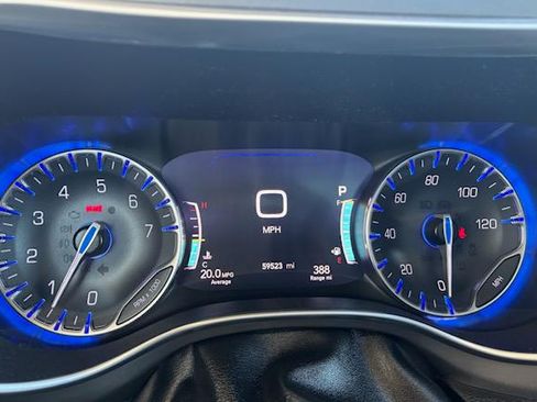 Used 2019 Chrysler Pacifica Limited image 9